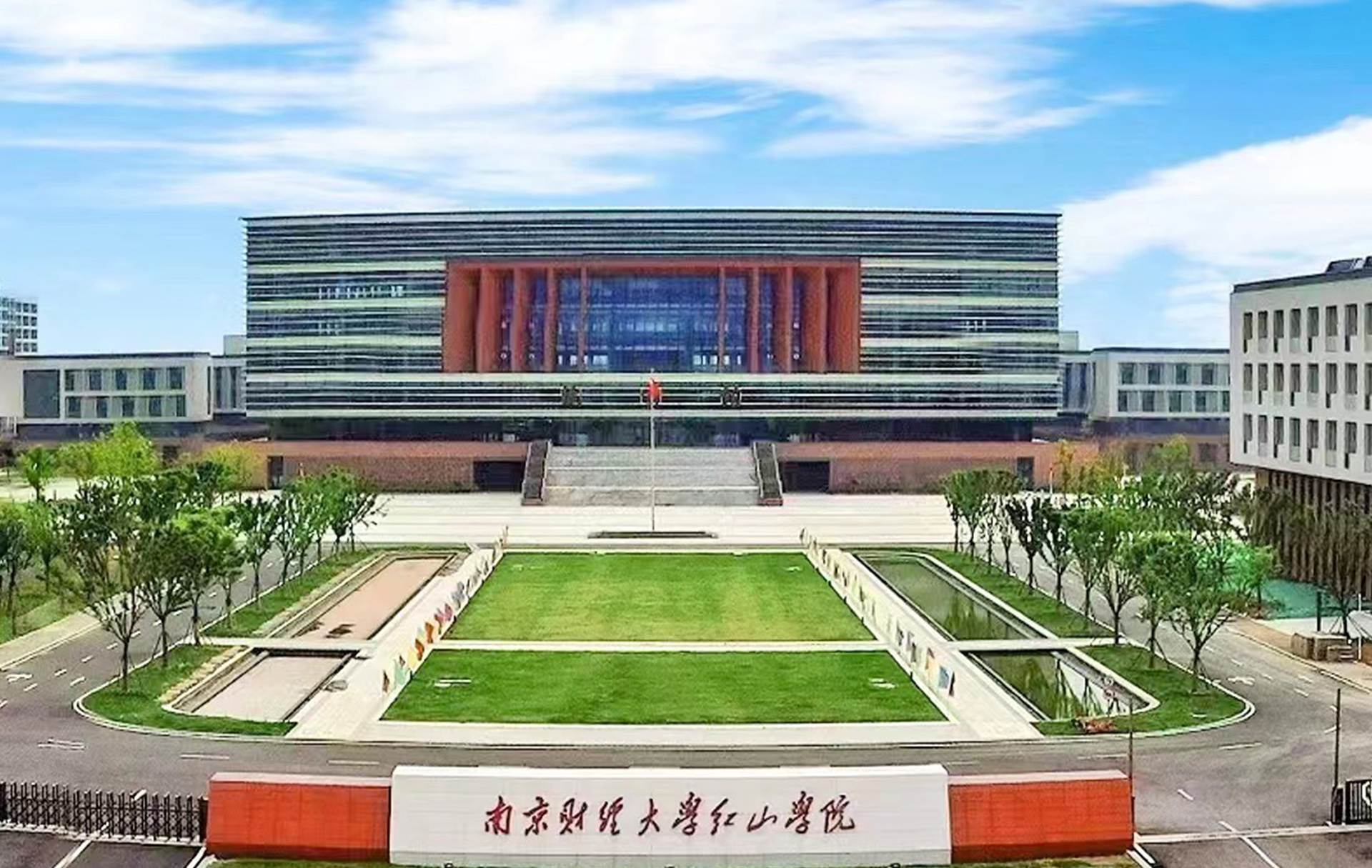 銳豐智能為南京財(cái)經(jīng)大學(xué)紅山學(xué)院提供擴(kuò)聲系統(tǒng)、中控系統(tǒng)、會議系統(tǒng)、錄播系統(tǒng)解決方案。